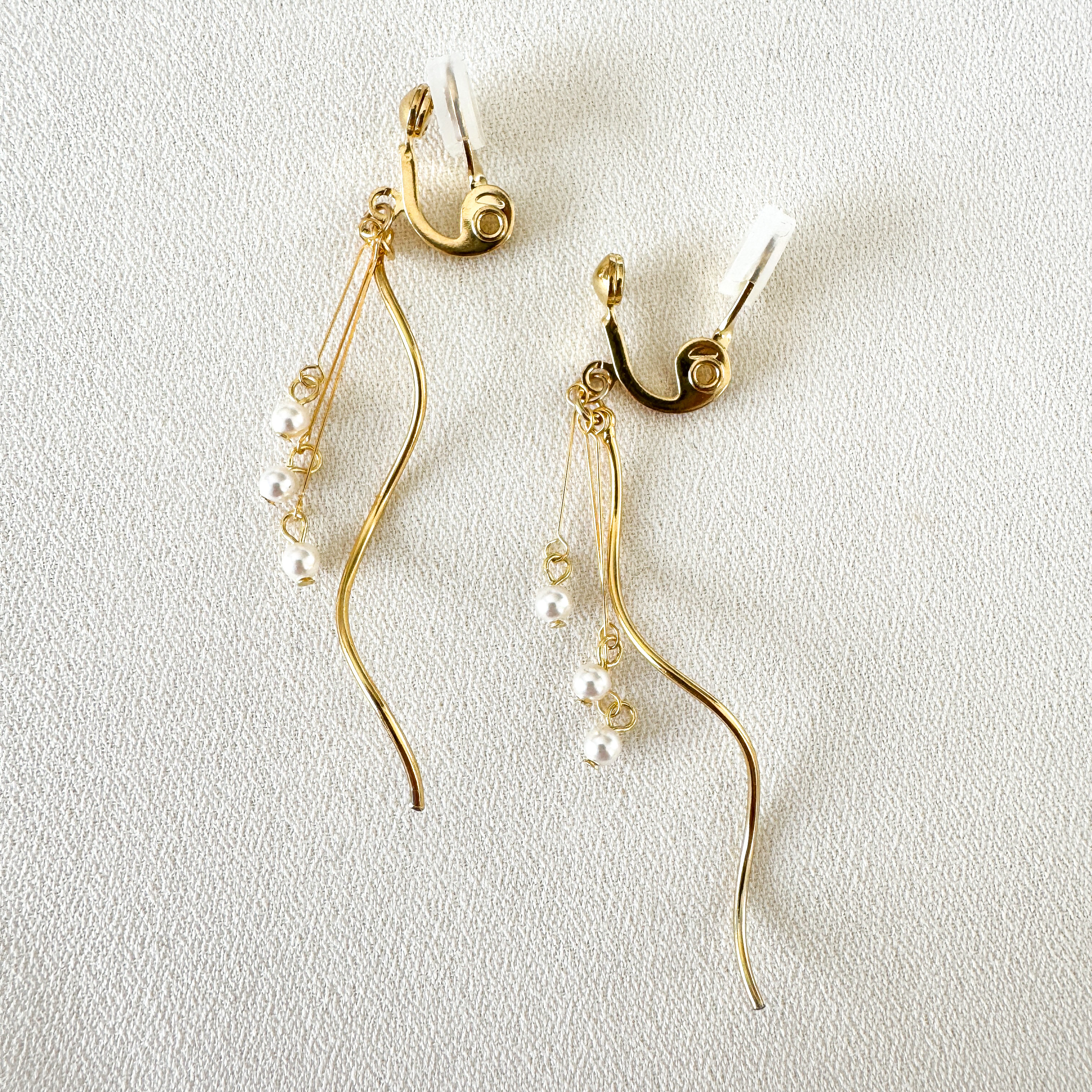 スワロフスキーパール×ウェーブピアス/痛みの無いクリップ式イヤリング〈ゴールド・シルバー〉